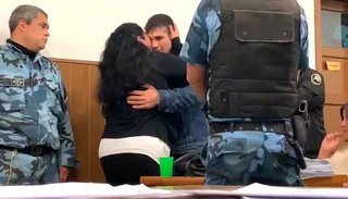 Lo perdonó en pleno juicio: el conmovedor abrazo de una madre al asesino de su hijo