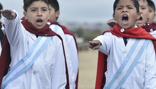VIDEO. Alumnos de cuarto grado prometieron lealtad a la bandera argentina