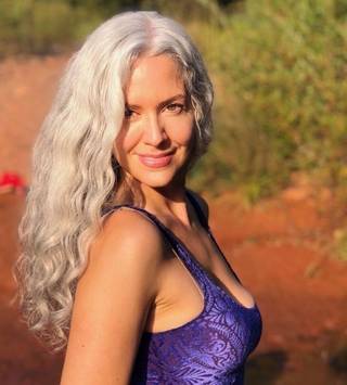 Se llenó de canas a los 21, dejó de teñirse y a los 44 se siente más sexy que nunca
