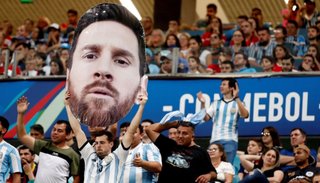 Messi cumple 32 años y la gente se lo festejó por adelantado en Porto Alegre