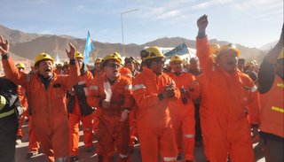 Avanza la marcha de trabajadores mineros de El Aguilar