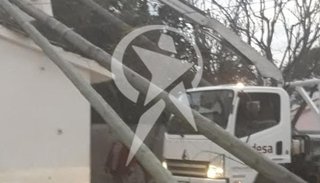 Viento: cuatro postes de luz cayeron sobre una casa en Metán