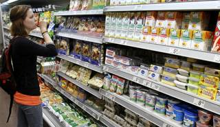 En abril, las ventas en shoppings cayeron 22,9% y en supermercados 12,6%