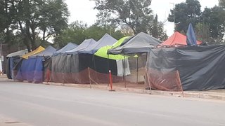 Llegaron más manteros a la calle España de Perico