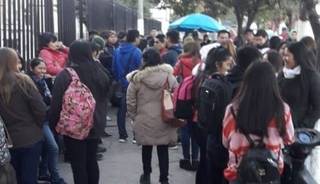 Continúa reclamo de alumnos