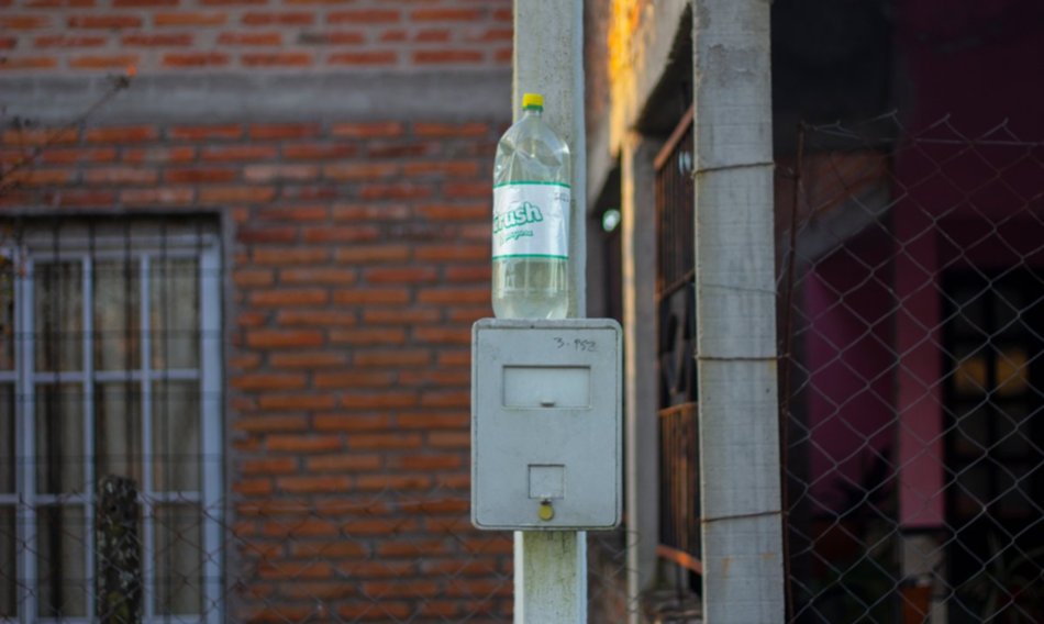 Tucumanos ponen botellas de agua sobre medidores para "ahorrar energía"