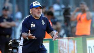 Maradona arregló su continuidad con Gimnasia y Esgrima La Plata