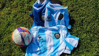 Se venden desde hoy los números para el sorteo de la camiseta de Maradona