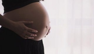 La transmisión del Covid-19 de la madre al recién nacido se produce en el post parto