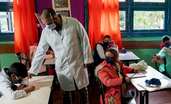 Distancia, barbijos y aulas burbujas, claves para volver a clases