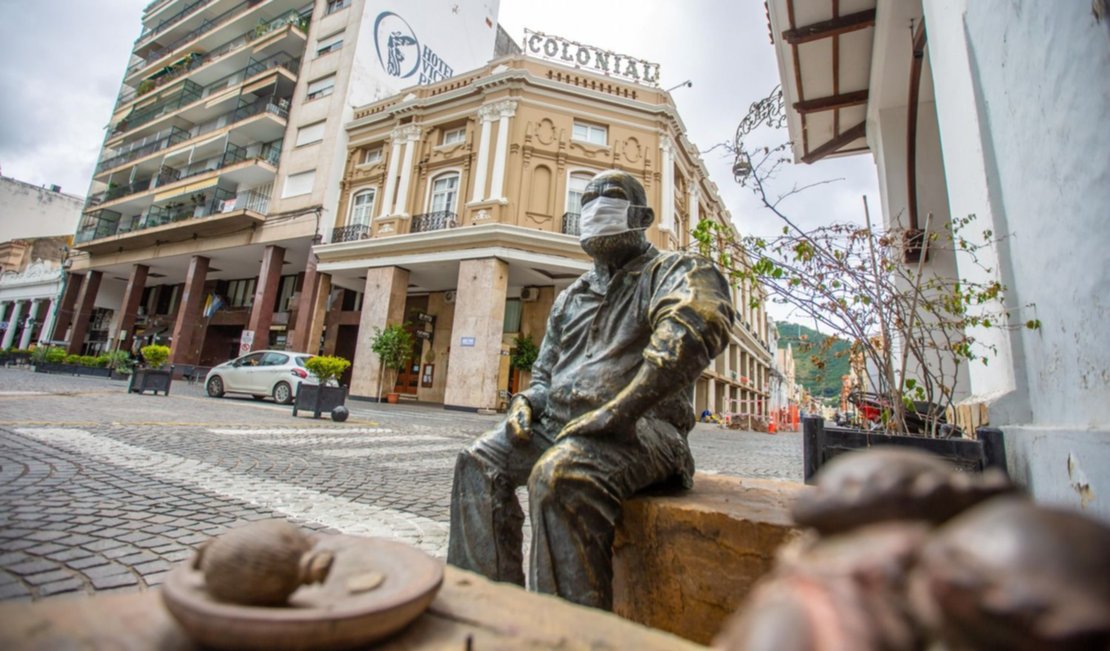 1) Hasta la estatua del recordado Cuchi Leguizamón terminó con un barbijo, en los primeros días de la rígida cuarentena a fines de marzo pasado. Foto: Javier Corbalán 1) Hasta la estatua del recordado Cuchi Leguizamón terminó con un barbijo, en los primeros días de la rígida cuarentena a fines de marzo pasado. Foto: Javier Corbalán