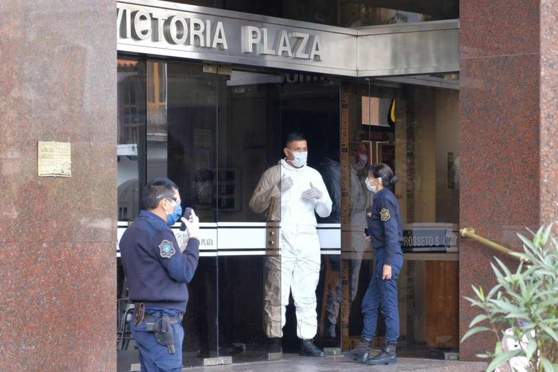 2) El Hotel Victoria Plaza fue un foco de conflicto, cuando las personas repatriadas se comenzaron a quejar del servicio que recibían. Foto: Jan Touzeau 2) El Hotel Victoria Plaza fue un foco de conflicto, cuando las personas repatriadas se comenzaron a quejar del servicio que recibían. Foto: Jan Touzeau