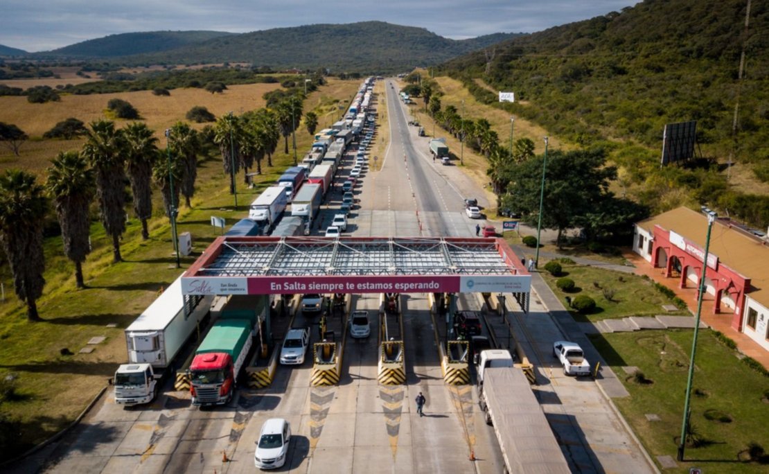 4) Cuando Salta comenzó a aplicar medidas de controles más duras para el ingreso de los transportes, las colas en el ingreso de la ciudad se hicieron eternas. Desde el gremio de Camioneros amenazaron con realizar un paro. Foto: Javier Corbalán 4) Cuando Salta comenzó a aplicar medidas de controles más duras para el ingreso de los transportes, las colas en el ingreso de la ciudad se hicieron eternas. Desde el gremio de Camioneros amenazaron con realizar un paro. Foto: Javier Corbalán