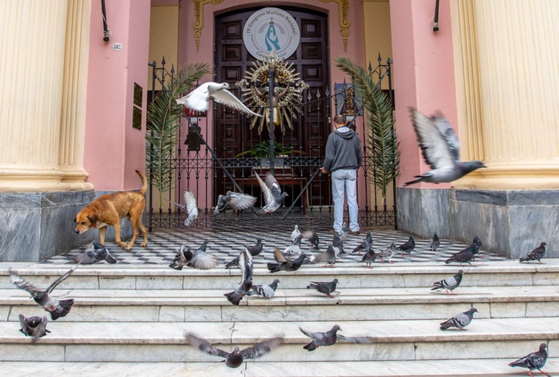 7) Sacaron la imagen del Señor del Milagro a la puerta de la Catedral. Los salteños se paraban a rezar. Foto: Javier Corbalán 7) Sacaron la imagen del Señor del Milagro a la puerta de la Catedral. Los salteños se paraban a rezar. Foto: Javier Corbalán