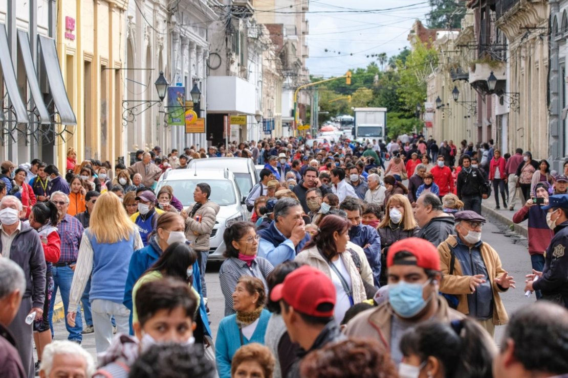 6) A principios de abril abrieron los bancos para pagar jubilaciones y hubo un colapso. Las imágenes de adultos mayores en las calles fueron lamentables. Foto: Jan Touzeau 6) A principios de abril abrieron los bancos para pagar jubilaciones y hubo un colapso. Las imágenes de adultos mayores en las calles fueron lamentables. Foto: Jan Touzeau
