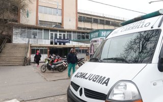 Un hombre descubrió a su esposa con el amante en el auto y lo baleó: está grave