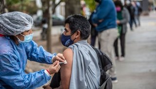 Los salteños de entre 18 y 39 años ya pueden gestionar el pre turno para vacunarse