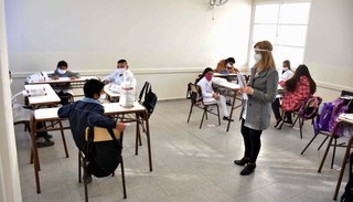 El Gobierno quiere que los alumnos no repitan el año y se abrió una polémica