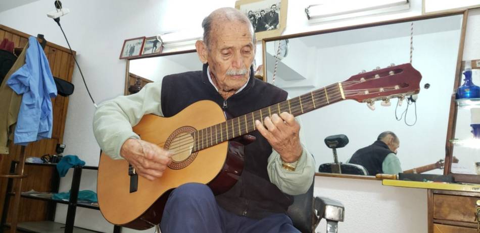 Luis Chañi, toda una vida entre tijeras, música y enseñanza