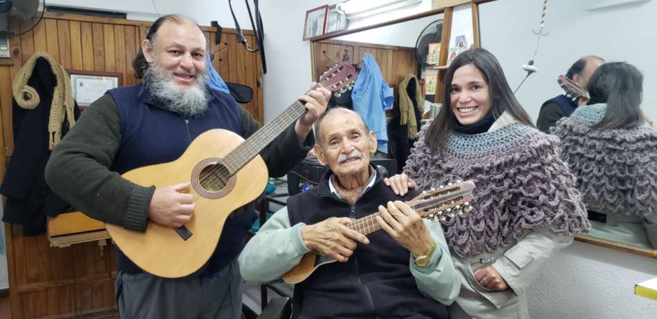Luis Chañi, toda una vida entre tijeras, música y enseñanza