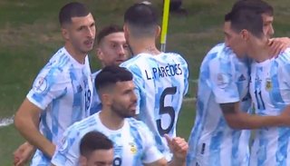 VIDEO. Argentina le ganó a Paraguay, quedó como líder y se metió en cuartos de final