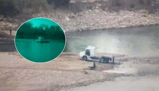 Camiones cruzan la frontera por el medio del río Bermejo