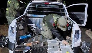 Investigan a un conductor que llevaba 101 kilos de cocaína en una camioneta
