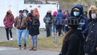 Pese al frío, mucha convocatoria para vacunarse