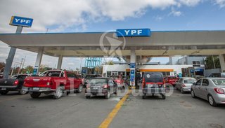 YPF aplicará un recargo en el gasoil a vehículos con patente extranjera