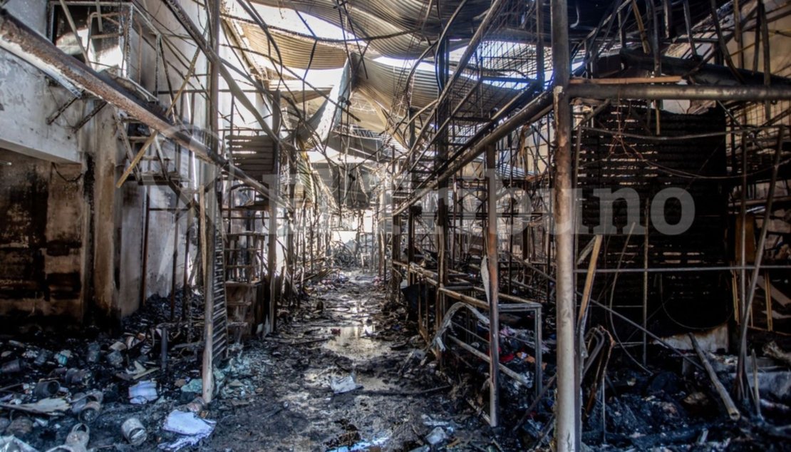 Impactante imagen de cómo quedó la galería incendiada. Foto. Javier Corbalán Impactante imagen de cómo quedó la galería incendiada. Foto. Javier Corbalán