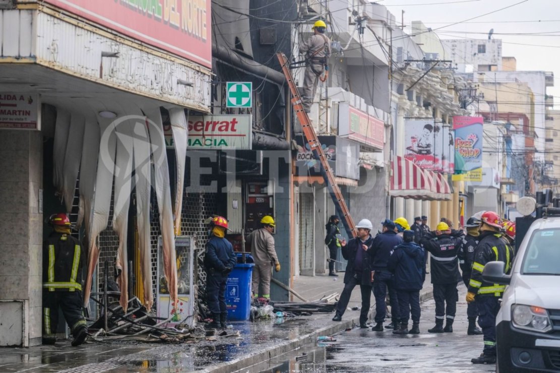 Bomberos trabajan sobre calle Ituzaingó tras el incendio de la galería. Foto: Jan Touzeau