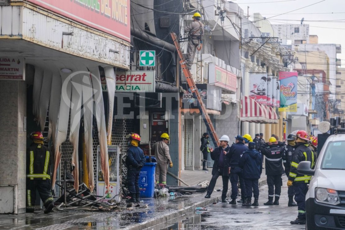 Bomberos trabajan sobre calle Ituzaingó tras el incendio de la galería. Foto: Jan Touzeau Bomberos trabajan sobre calle Ituzaingó tras el incendio de la galería. Foto: Jan Touzeau