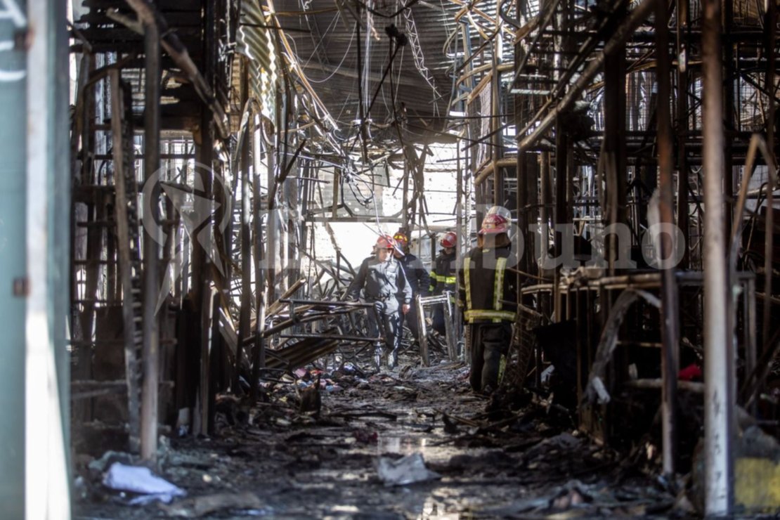 Impactante imagen de cómo quedó la galería incendiada. Foto. Javier Corbalán Impactante imagen de cómo quedó la galería incendiada. Foto. Javier Corbalán