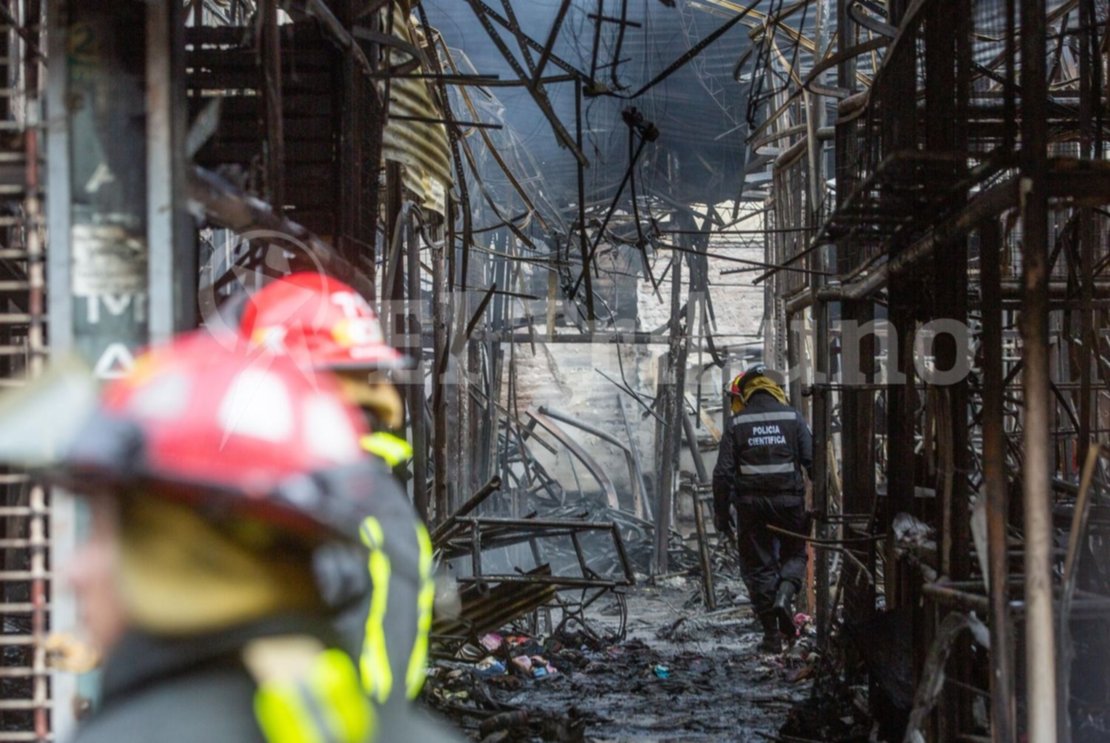 Impactante imagen de cómo quedó la galería incendiada. Foto. Javier Corbalán Impactante imagen de cómo quedó la galería incendiada. Foto. Javier Corbalán