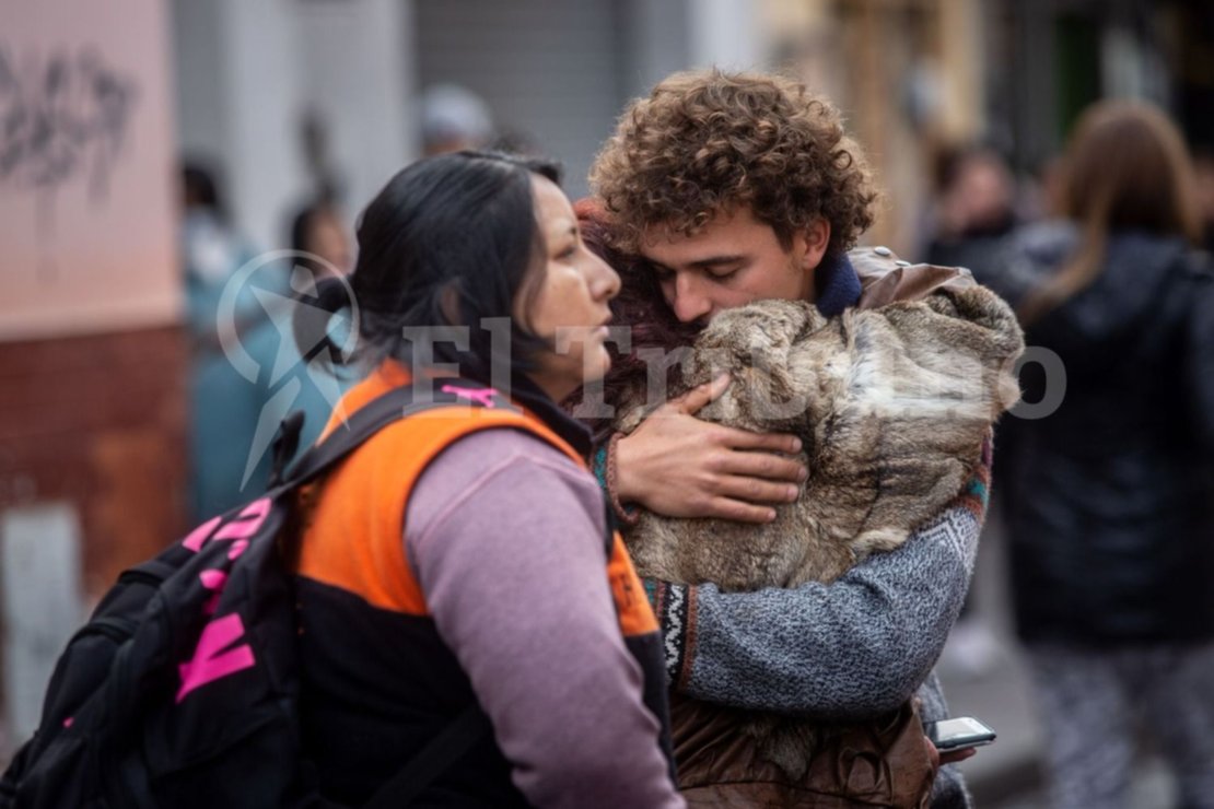 Momentos de dolor tras la pérdida de los productos que se quemaron en la galería. Incendio del centro comercial del Norte: Foto: Jan Touzeau Momentos de dolor tras la pérdida de los productos que se quemaron en la galería. Incendio del centro comercial del Norte: Foto: Jan Touzeau