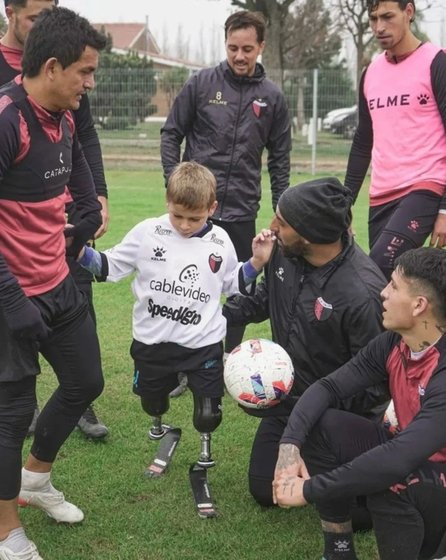Ejemplar gesto de los jugadores de Colón a un fanático- Ejemplar gesto de los jugadores de Colón a un fanático