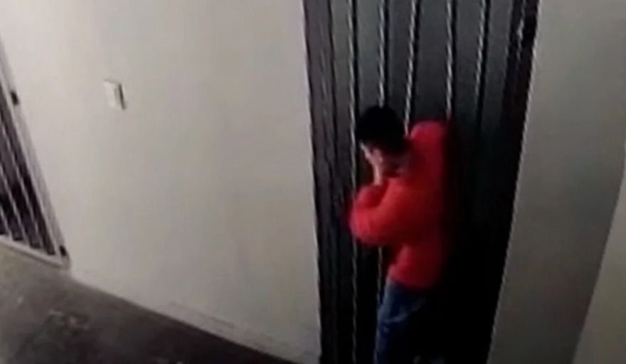Video. Un preso iba a ser juzgado, atravesó los barrotes de la celda y se fugó