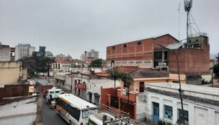 Jornada de cielo cubierto en la ciudad