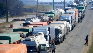Transportistas advierten por faltantes de productos en general debido a las protestas por la crisis de gasoil