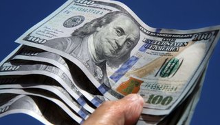 El dólar "blue" cerró en otro récord: $239