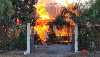 Desesperación por el impactante incendio de una casa en Villa Lola