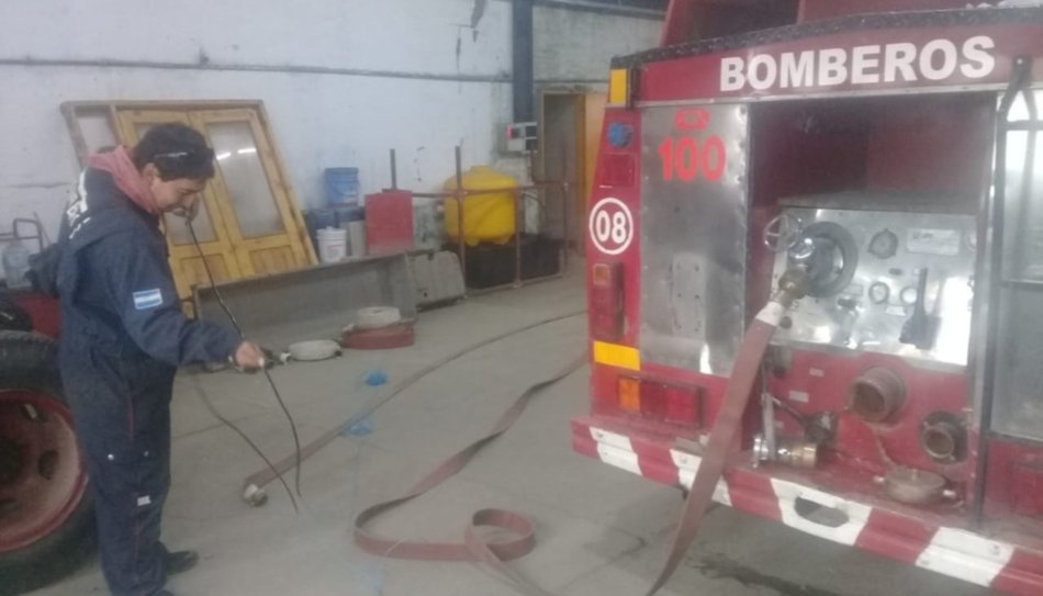 Tres bomberos jujeños viajaron a dedo a Bariloche para retirar un camión autobomba- Tres bomberos jujeños viajaron a dedo a Bariloche para retirar un camión autobomba