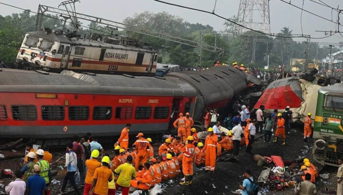 India: asciende a 288 la cantidad de muertos por el choque de tres trenes