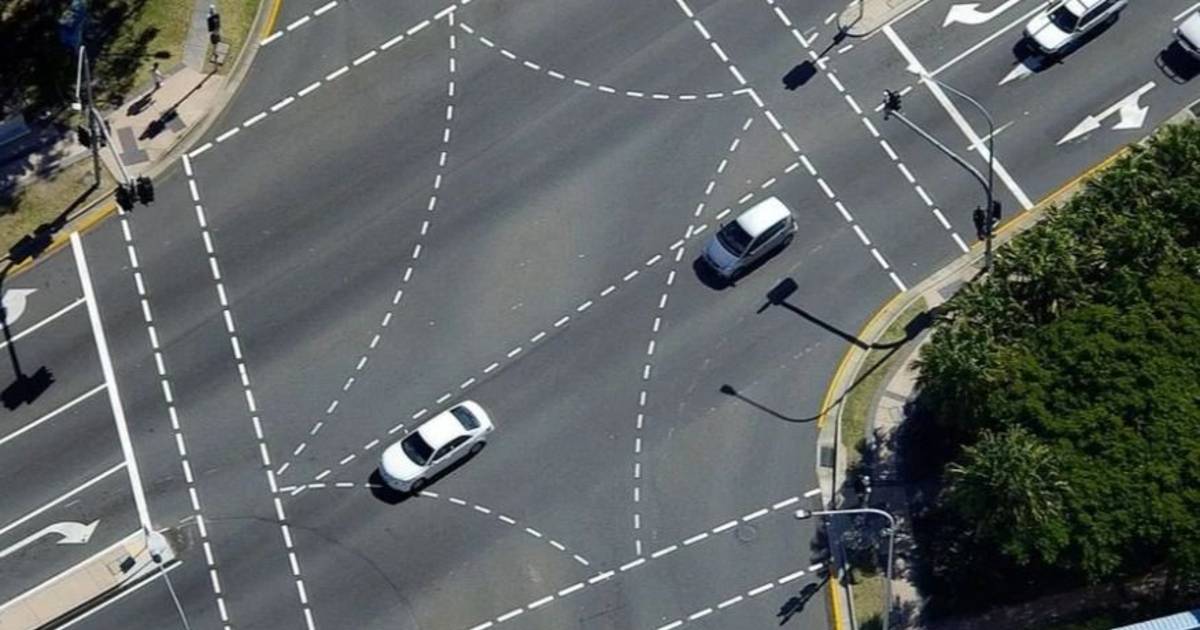 El insólito motivo por el que en 55 países conducen con volante a la El insólito motivo por el que en 55 países conducen con volante a la