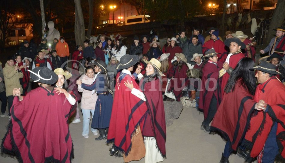 VIDEO. Fogones, vigilia, baile y un profundo orgullo por el General Güemes