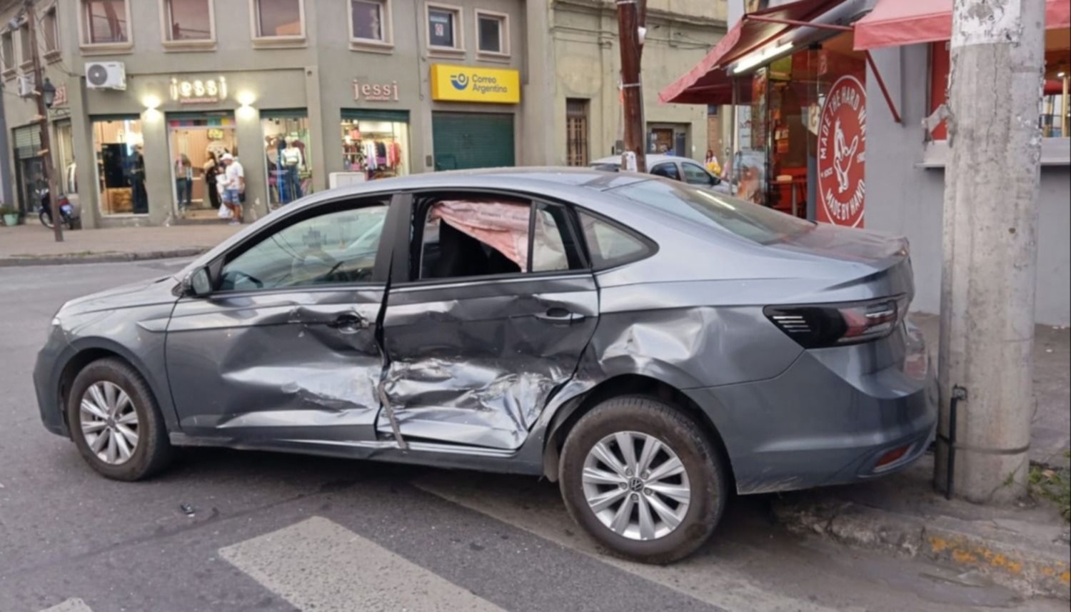 Violento accidente de tránsito en Urquiza y Jujuy deja heridos