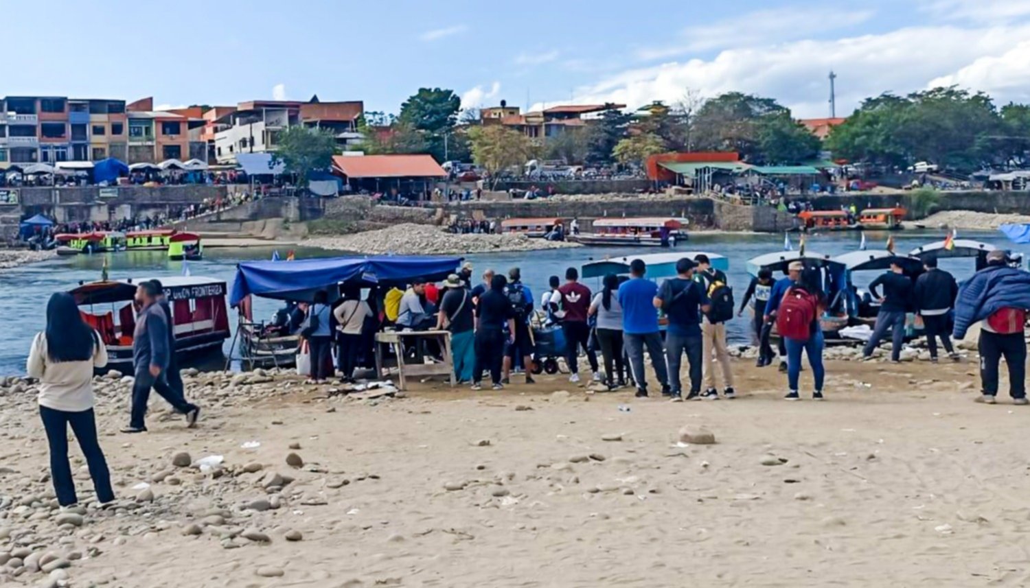 Chalanas, comercio y caos: radiografía en Aguas Blancas