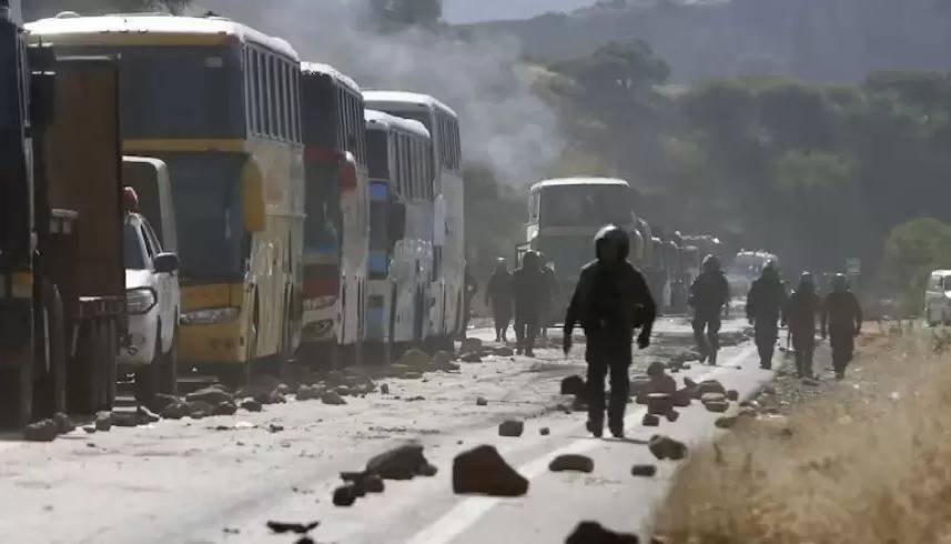 Bloqueos en Bolivia: violentas protestas terminan con un policía dinamitado