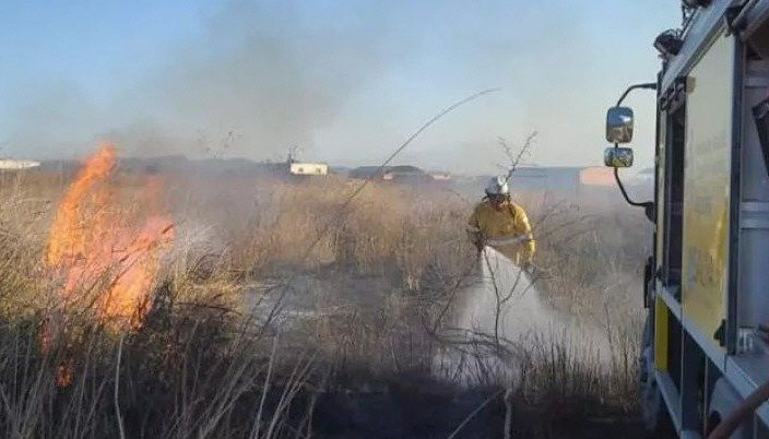 Sofocaron incendios en Capital y el Valle de Lerma