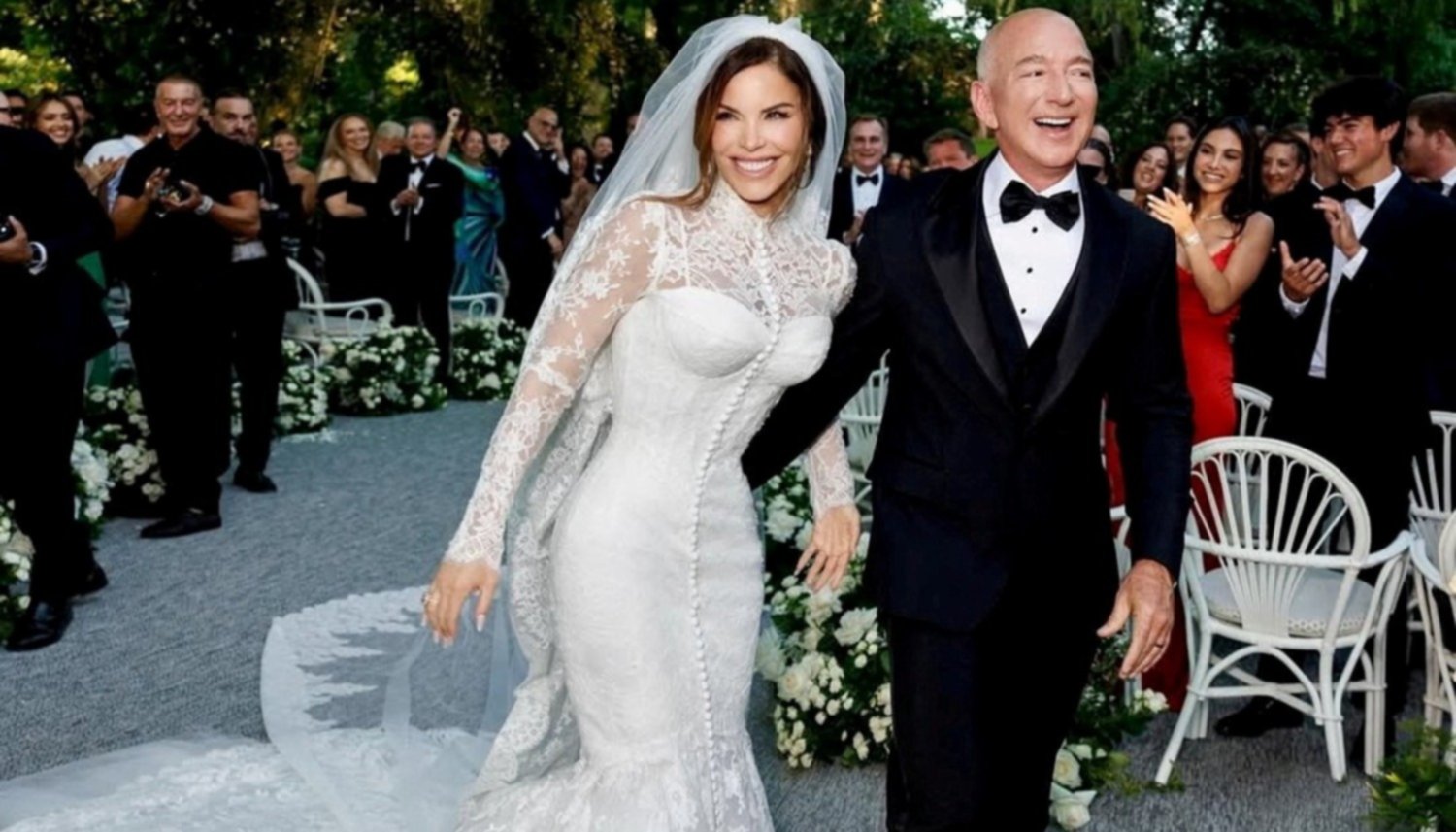 Jeff Bezos y Lauren Sánchez se casaron en Venecia: lujo, protestas y un vestido con 900 horas de confección